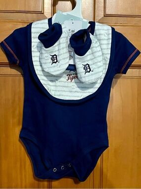 MLB Detroit Tigers Infant 3 Piece Matching Set with Bib & Booties